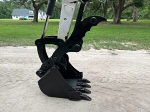 Bobcat 425G (2008) – Mini Pelle d’occasion 2,7T – 2 095 h – 4 Godets – Image 2