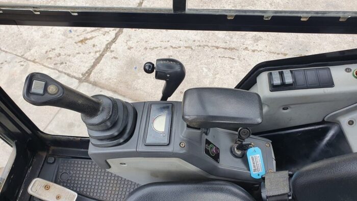 Caterpillar CAT 302.2D (2013) – Mini Pelle 2,1T – 2 468 h – 3 Godets – Image 8