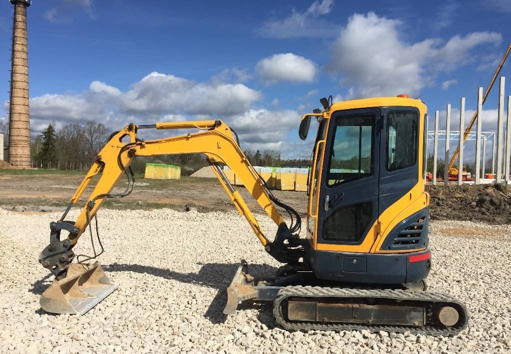 Mini-Pelle Hyundai Robex 27Z-9 d’Occasion (2011) – 2,8T avec 3 Godets – Image 6