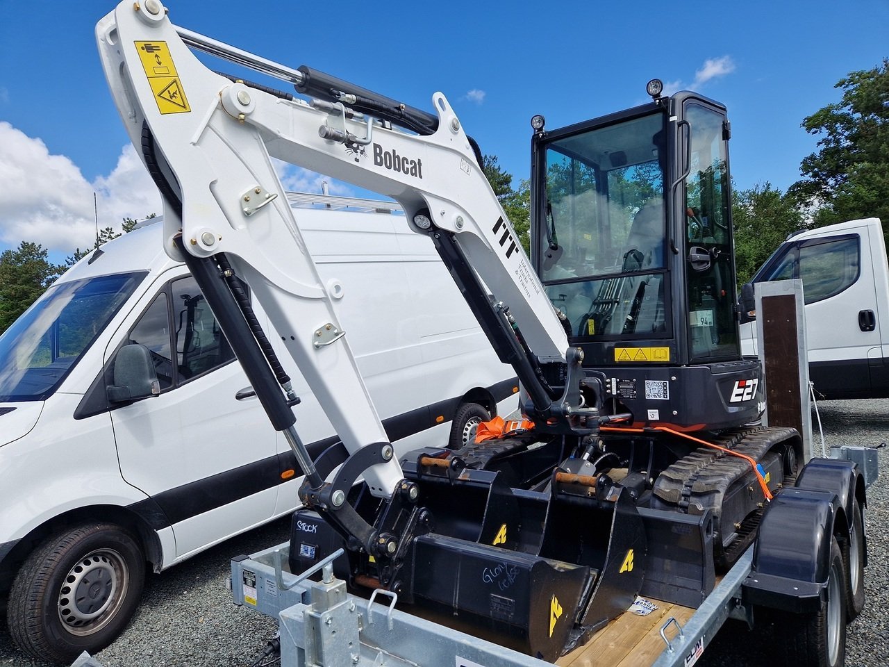 Bobcat E27Z (2023) – Mini Pelle 2,7T – 1h – Avec Remorque ECIM 3T5 + BRH Furukawa