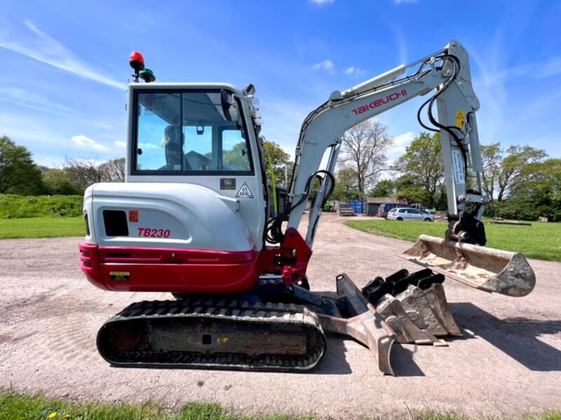 Takeuchi TB230 (2018) – Mini Pelle 2,8T – 2916h – Entièrement Révisée